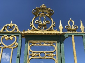 petit_trianon_emblemes_royaux_nruaux