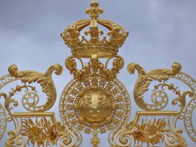 armoiries_roi_soleil_versailles_nruaux